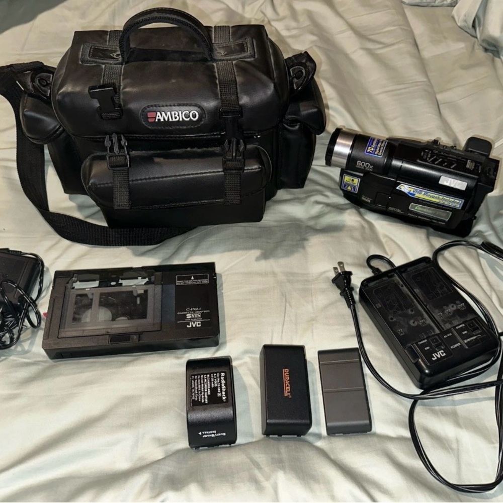 JVC Compact VHS Camcorder GR-SXM240U Super VHS 600X Digital Zoom READ
